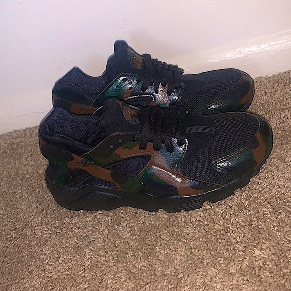 Custom Nike Air Huarache - Picture 1 of 3